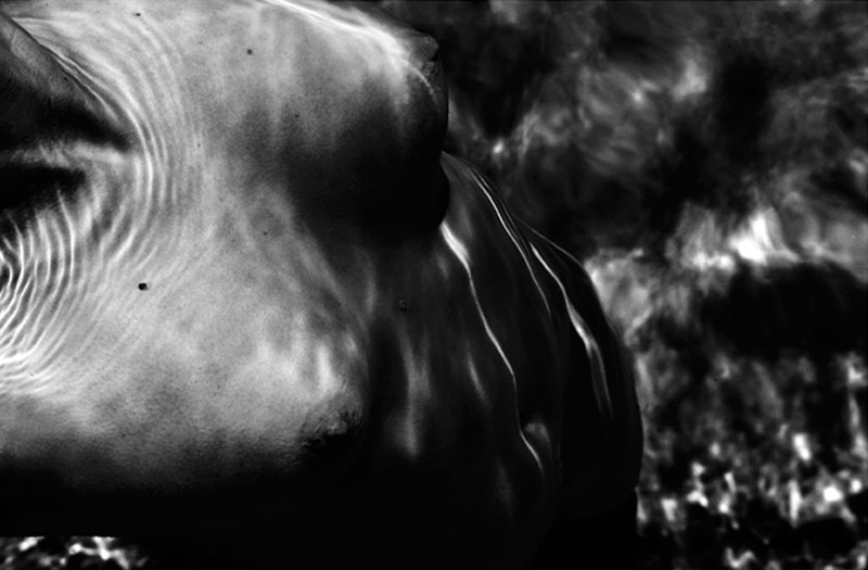 Corps de femme nue dans l'eau noir et blanc