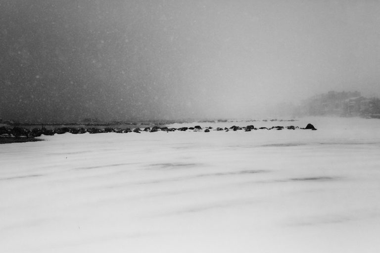 Série "Blanc" la neige sur une plage de Méditerranée 
Hiver 2018