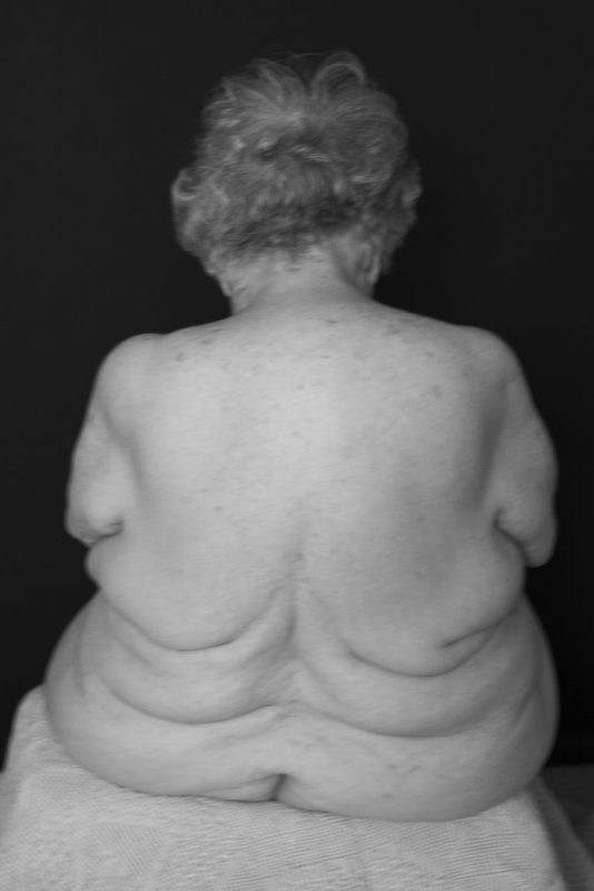 Abuela, un hommage au corps nu de ma grand mère centenaire. Une performance réalisée sur 4 années par Carol Letanneur photographe d'art Montpellier et Palavas